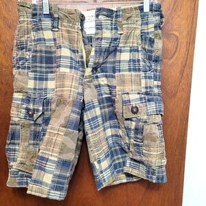 AEO Plaid Classic Length Cargo Shorts.  Size 28.  (465)